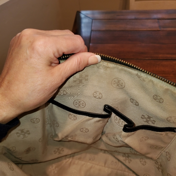 Tory Burch satchel purse. Vintage. Signs of use. - Picture 8 of 10